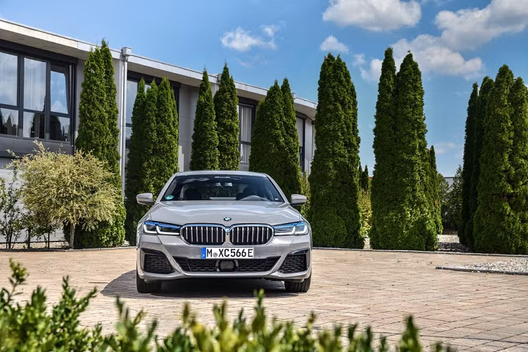 Ở thế hệ mới, BMW 5-Series sở hữu ngoại hình hiện đại hơn. Điểm nhấn đáng chú ý hơn cả là cụm đèn định vị phía trước chuyển sang kiểu tạo hình 2 chữ L gãy gọn thay cho thiết kế Angel Eyes truyền thống.