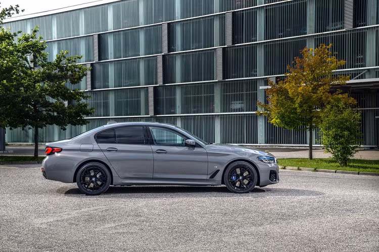 Theo báo cáo của Autocar, BMW dự đoán một phần tư doanh số trong năm 2021 sẽ là xe PHEV và EV. Đến năm 2025, những chiếc xe động cơ sạch sẽ chiếm 1/3 tổng doanh số của hãng.