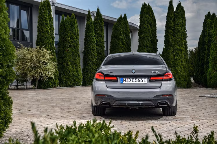 Bên cạnh đó, hãng xe sang BMW cũng cho biết hãng sẽ tiếp tục phát triển thêm phiên bản động cơ xăng và động cơ diesel kết hợp với bộ hybrid nhẹ 48V để giảm lượng khí thải.
