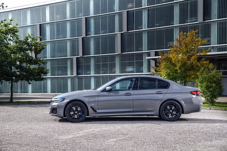 Các đường nét ở thân xe của BMW 5-Series 2021 mới được giữ nguyên so với phiên bản trước nâng cấp. Đường gân dập nổi chính phía trên cắt ngang 2 tay nắm cửa trong khi bên dưới cạnh hốc bánh xe trước là chi tiết hốc thoát gió quen thuộc.