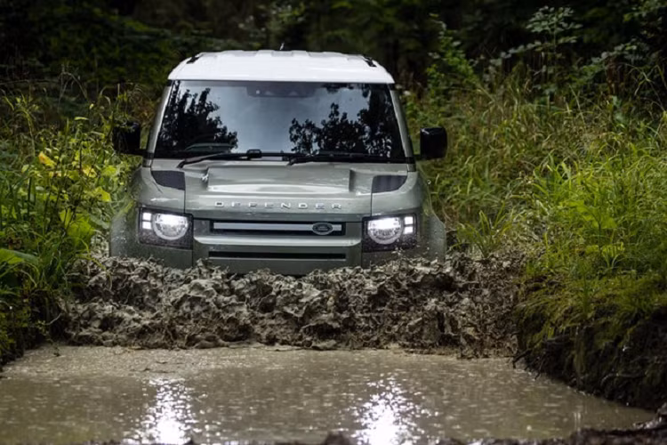 Sức mạnh từ hệ thống động cơ hybrid giúp Defender mới tăng tốc 0-100 km/h trong 5,6 giây, không quá tồi với một chiếc SUV nặng nề. Xe đạt tốc độ tối đa 209 km/h, lực kéo trên 2,9 tấn.