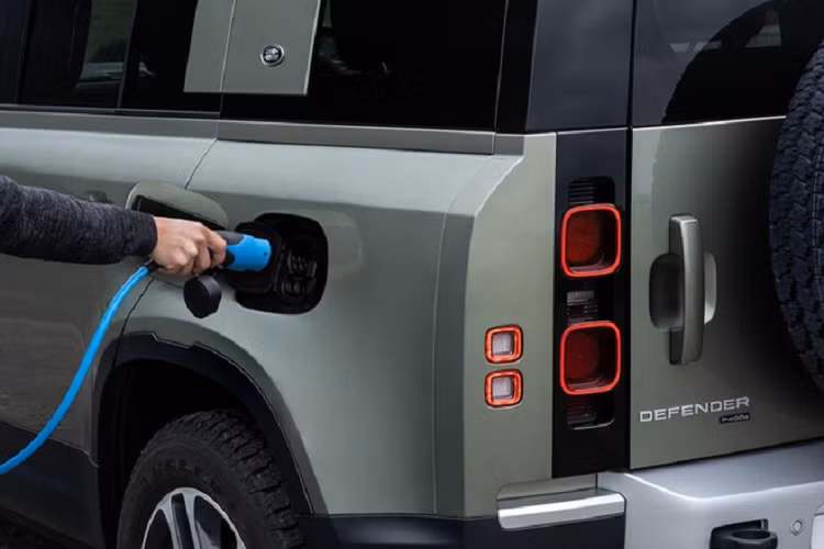 Tờ CarBuzz cho biết bản plug-in hybrid của Land Rover Defender 2021 mới sẽ dành cho thị trường châu Âu. Trước đó, Land Rover Defender 2021 với hệ thống lai nhẹ đã được công bố cho thị trường Mỹ.