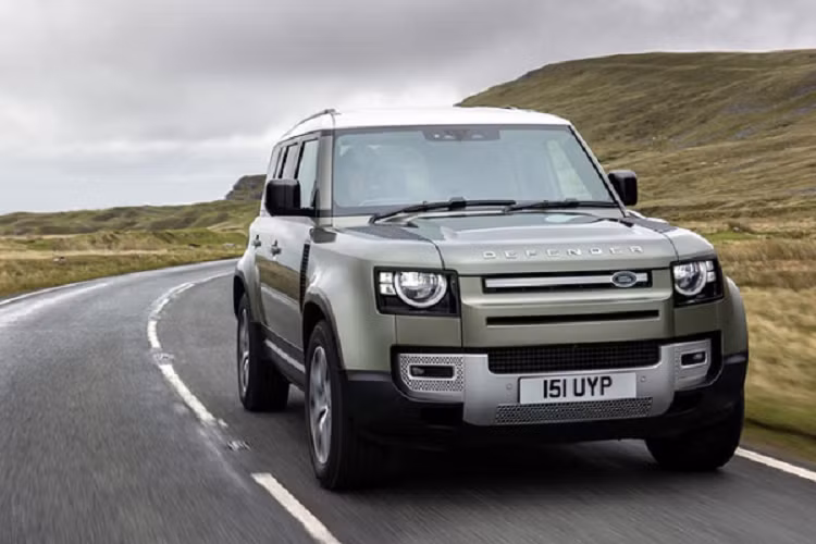 Cùng Humvee của Quân đội Mỹ, mẫu xe Land Rover Defender là một trong những mẫu SUV off-road được yêu thích trên toàn thế giới.