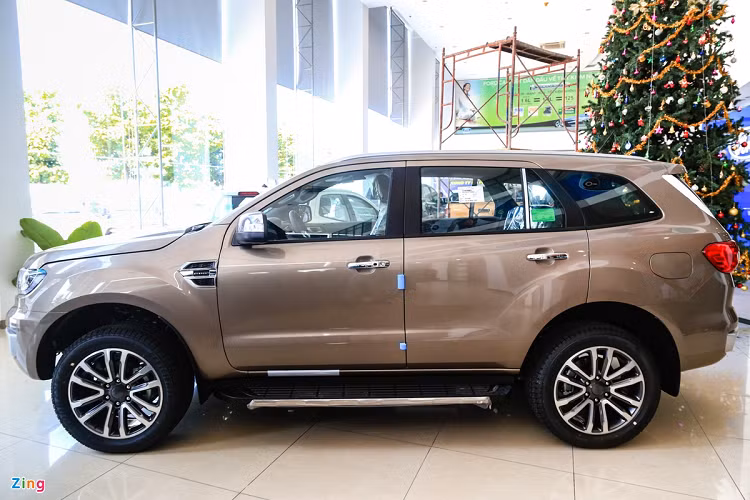 Xe có kích thước dài x rộng x cao lần lượt là 4.892 x 1.860 x 1.837 mm, trục cơ sở 2.850 mm và khoảng sáng gầm 210 mm. Điểm khác biệt nhỏ so với đời trước là bánh dự phòng có mâm 18 inch thay vì 20 inch giống bánh chính.