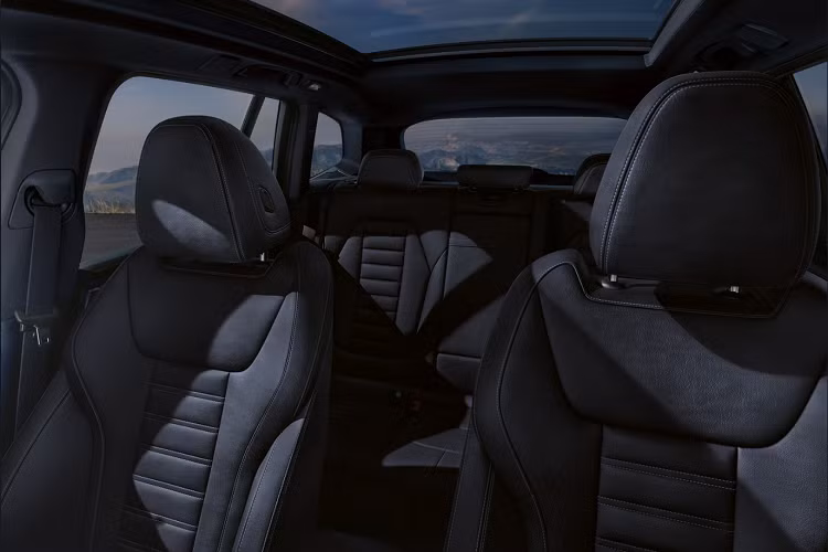 Bản BMW iX3 Premier Edition Pro đắt tiền hơn được trang bị màn hình trên kính lái, hệ thống âm thanh vòm cao cấp Harman Kardon, điều khiển bằng cử chỉ, trợ giúp đỗ xe, đèn pha tự động và đệm hơi lưng.