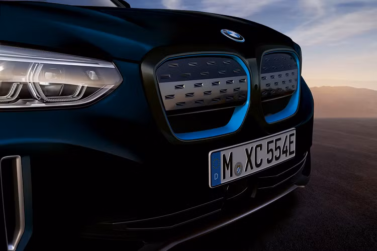 Khối động cơ của BMW iX3 gồm pin 80 kWh và một môtơ điện cho công suất 282 mã lực và mô-men xoắn 400 Nm. Xe tăng tốc 0-96 km/h trong 6,8 giây, đạt khoảng cách di chuyển 460 km với mỗi lần sạc đầy pin.