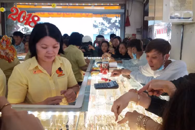 Gia vang hom nay 24/9: Giam manh, gioi dau tu ban thao