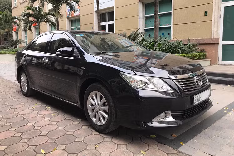 Toyota Camry dung 7 nam, hon 600 trieu dong o Ha Noi