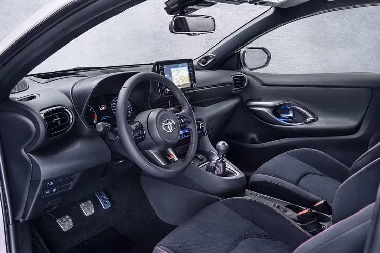 Với trọng lượng ướt 1.280 kg và tỉ lệ 4,9 kg/ 1 mã lực, GR Yaris có khả năng cán mốc 100 km/h từ vạch xuất phát chỉ trong chưa đầy 5,5 giây trước khi đạt vận tốc tối đa giới hạn điện tử - 230 km/h. 