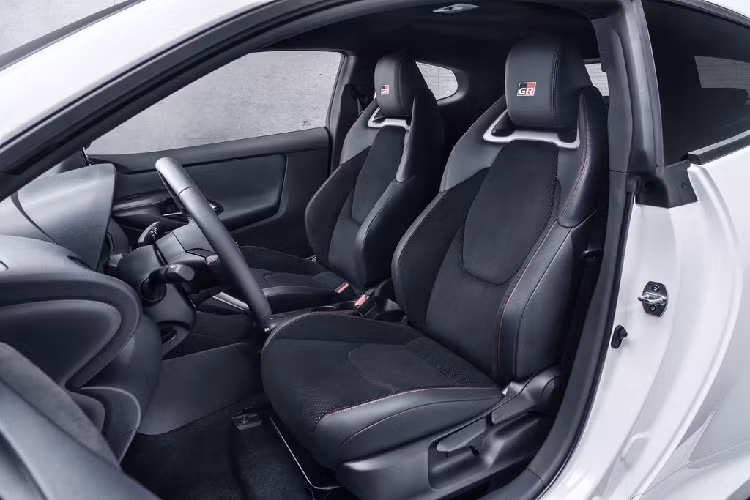 Về ngoại thất, chiếc supermini Nhật Bản xuất hiện với kiểu thiết kế 3 cửa thể thao, một tấm mái dốc và cửa sổ không viền. Một loạt điểm nhấn thể thao phải kể tới như khe hút gió cỡ lớn phía trước, cụm ốp bánh xe gân guốc, bộ mâm 18-inch, cánh lướt gió gắn nóc và bộ khuếch tán tích hợp 2 bô xe thể thao đặt đối xứng. 