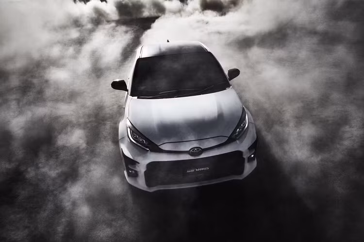Bên trong khoang nội thất, GR Yaris 2020 cũng mang tới cảm giác thể thao với chất liệu da và Alcantara đen nổi bật cùng các đường chỉ đỏ, cụm ghế trước kiểu xe đua khắc chữ GR trên tựa đầu, cụm vô lăng GR và hệ đồ họa GR trên cụm đồng hồ hiển thị. Tại thị trường Nhật Bản, giá xe Toyota Yaris 2020 bán ra từ 12.750 USD cho phiên bản 1.0L tiêu chuẩn, phiên bản Yaris Hybrid có giá bán cao nhất 22.790 USD. 