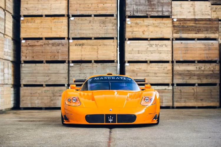Với việc lược bỏ mọi trang bị không cần thiết để giảm trọng lượng, MC12 Corsa có khả năng tăng tốc 0 – 100 km/h trong 3,3 giây, tăng tốc lên 200 km/h trong 6,4 giây và tốc độ tối đa đạt 339 km/h. xe chỉ có trọng lượng ở mức 1.150 kg, con số đáng mơ ước cho những chiếc siêu xe ở thời điểm đó và hiện tại.