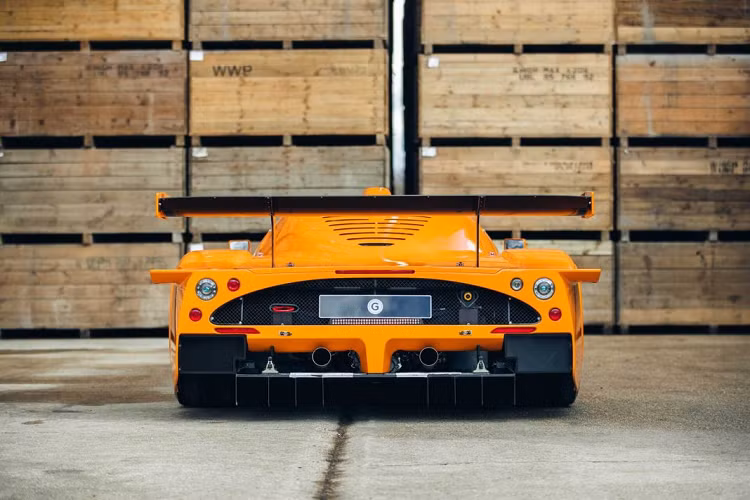 Chiếc Maserati MC12 hàng hiếm trong bài này không chỉ là một trong số ít những chiếc MC12 Corsa có thể di chuyển trên phố mà nó còn là chiếc MC12 Corsa duy nhất sở hữu màu sơn cam bắt mắt. Chiếc MC12 Corsa này mang số thứ tự 8 trên tổng số 12 chiếc và hiện đang được rao bán bởi Girardo, Pháp.