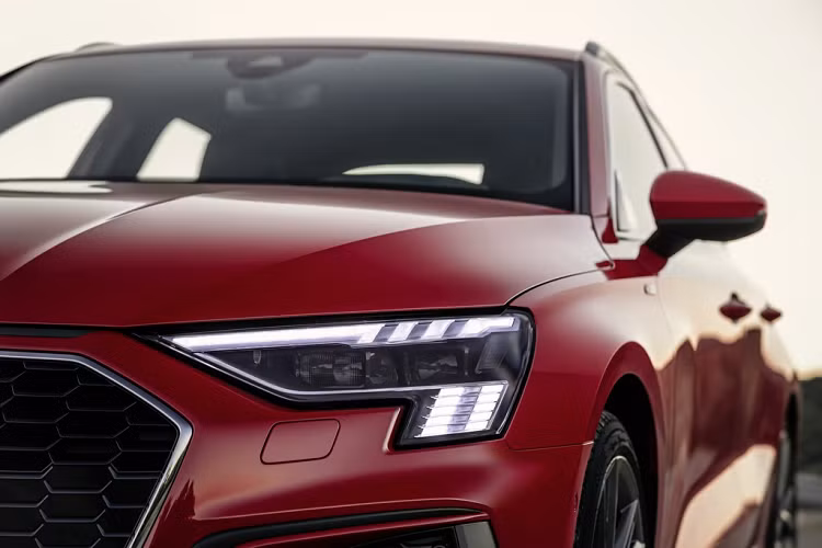 Một trong những thiết kế nổi bật mới của Audi trong thời gian gần đây là hốc gió cản trước. Chi tiết này được làm theo dạng đa giác được ốp chất liệu mang màu sắc tương phản, hướng về bên trong của xe, khiến vẻ ngoài của chiếc Audi A3 thế hệ mới thêm phần mạnh mẽ.