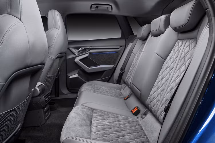 Nội thất của Audi A3 thế hệ mới sở hữu những đường nét thiết kế hiện đại và cách tân hơn so với các thế hệ trước. Nhiều chất liệu cao cấp được ứng dụng rộng rãi bên trong xe như ốp nhôm, vân carbon phối hợp cùng các chi tiết màu đen bóng trên taplo…