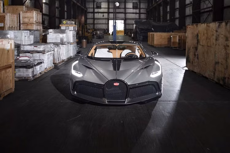 Chưa hết, Bugatti còn cắt giảm nhiều "đồ chơi" không cần thiết như loại bỏ ngăn chứa đồ trong bệ tì tay trung tâm và trên mặt cửa, sử dụng hệ thống âm thanh nhẹ hơn, bộ vành giảm trọng lượng và nắp bộ giải nhiệt bằng sợi carbon mới nhằm mang đến trọng lượng xuống còn 1.996 kg, giảm 35 kg so với Chiron. Những thay đổi ấn tượng này đã giúp Bugatti Divo hoàn thành một vòng đua Nardo có chiều dài 12,5 km trong thời gian nhanh hơn 8 giây so với Bugatti Chiron. Cuối cùng, cái tên Divo được hãng Bugatti đặt theo tên của tay đua người Pháp, Albert Divo.
