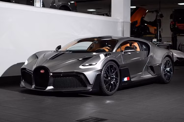 Bên trong khoang lái của siêu xe triệu đô Bugatti Divo đầu tiên đến Mỹ có màu nâu đậm làm bộ áo chính cho nội thất của xe cùng với đó là các điểm nhấn hoàn thành tông màu trắng và tất nhiên là không thể thiếu sợi carbon. Được chế tạo dựa trên chiếc Bugatti Chiron, Divo trở thành mẫu xe có thiết kế dữ dằn và cực kỳ hung hãn ngay từ cái nhìn đầu tiên ở đèn pha hay đèn hậu ma trận của công nghệ LED. Điểm thú vị của Bugatti Divo chính là việc cải thiện tính khí động lực học, nhờ đó tạo ra thêm 90 kg lực ép xuống mặt đường.
