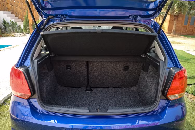 Về ngoại hình, phần đầu của Volkswagen Polo 2020 mới trở nên ấn tượng hơn với lưới tản nhiệt mới chuyển từ dạng thanh nan nằm ngang sang kiểu tổ ong, cùng với đó là bộ body kit bao gồm ốp lườn 2 bên, cản trước.