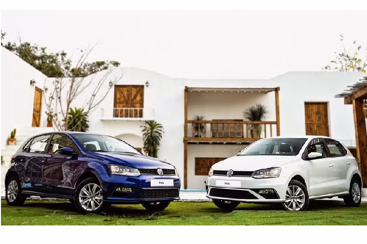 Mới đây, Volkswagen Việt Nam vừa chính thức giới thiệu tới công chúng trong nước phiên bản nâng cấp Polo 2020. So sánh với phiên bản tiền nhiệm, Volkswagen Polo 2020 mới sở hữu khá nhiều cải tiến mới về mặt trang bị nội, ngoại thất như lưới tản nhiệt dạng tổ ong, bộ ốp bên lườn xe, cản trước và cản sau mới.