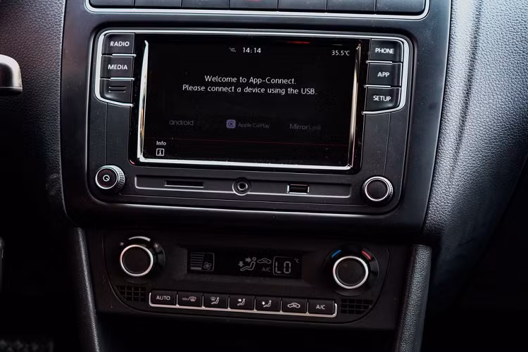 Bên dưới nắp ca-pô, Volkswagen vẫn sử dụng khối động cơ 4 xy-lanh, dung tích 1.6L, hút khí tự nhiên, cho công suất 105 mã lực và mô-men xoắn cực đại đạt 153 Nm, kèm với đó là hộp số tự động 6 cấp có tích hợp số S thể thao. Các trang bị an toàn cũng được giữ nguyên như phiên bản cũ không có gì thay đổi.