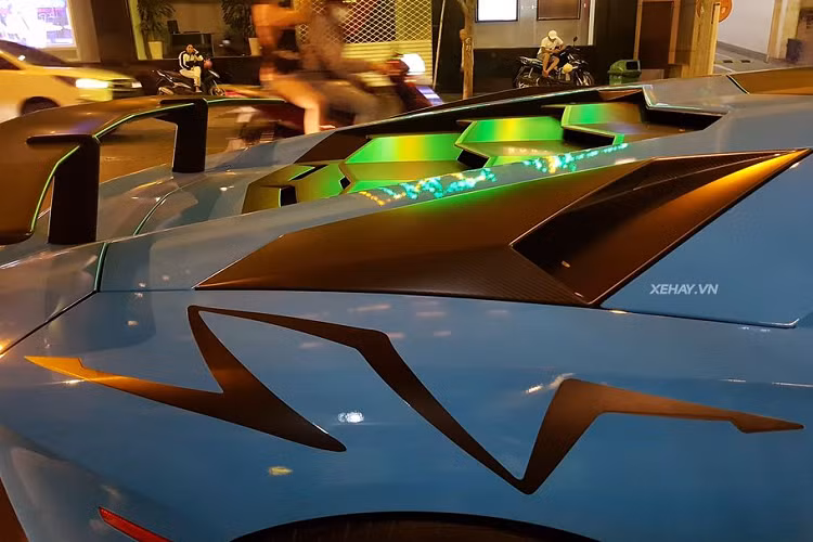 Về ngoại thất, siêu phẩm Lamborghini Aventador LP750-4 SV sở hữu một số chi tiết được thiết kế lại như các hốc gió trước, ở bên hông xe được trang bị thêm cánh lướt gió mới và đuôi xe có sự thay đổi ở bộ khuếch tán, lưới tản nhiệt, ống xả nhưng đáng kể nhất là cánh lướt gió cố định cỡ lớn bằng carbon.