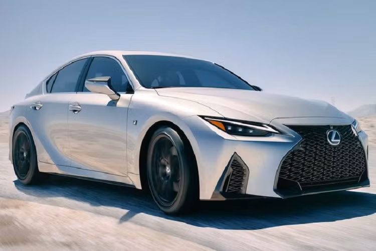 Có tuổi đời lên tới 20 năm, nhưng mẫu xe sang Lexus IS vẫn chưa nhận được sự yêu thích rộng rãi trong phân khúc xe hạng sang cỡ nhỏ, IS luôn có doanh số thấp hơn các đối thủ là BMW 3 Series, Mercedes-Benz C-Class và Audi A4. Vì vậy, Lexus đã nâng cấp đáng kể cho phiên bản mới, hy vọng IS 2021 sẽ mang lại thay đổi lớn trong doanh số của IS.