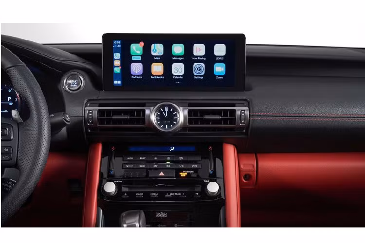 Giống như nền tảng khung gầm, nội thất của Lexus IS 2021 cũng không hoàn toàn mới. Tuy nhiên, hãng xe sang Nhật Bản đã làm mới chiếc sedan cỡ nhỏ của mình với màn hình cảm ứng 8 inch tiêu chuẩn cho hệ thống thông tin giải trí tương thích Apple CarPlay, Android Auto và Amazon Alexa, tùy chọn là màn hình cảm ứng 10,3 inch. Xe còn có màn hình hiển thị 3 ich sau vô lăng. Một điểm khá thất vọng là bộ điều khiển touchpad của đời trước vẫn được giữ lại.
