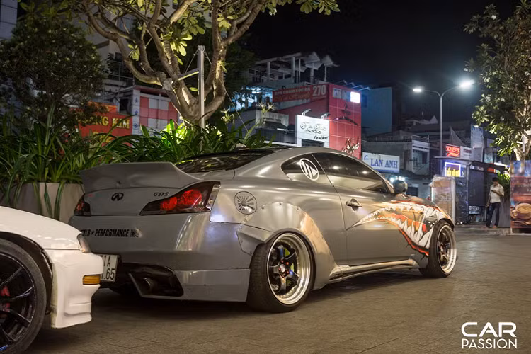 Đậu phía sau là mẫu xe thể thao Toyota Celica thuộc thế hệ thứ 7 của dòng xe thể thao nổi tiếng này. Thế hệ thứ 7 của Celica được sản xuất từ năm 1999 đến năm 2006. 