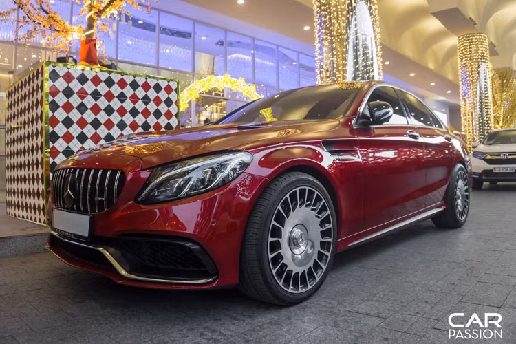 Một chiếc Mercedes-Benz C-Class màu đỏ nổi bật được độ bodykit của phiên bản C63 AMG cùng gói độ ngoại thất với các chi tiết làm từ sợi carbon như ốp khe gió, ốp gương chiếu hậu, cánh gió sau và bộ khuếch tán gió ở phía sau. Bộ mâm nguyên bản cũng được chủ nhân thay thế bằng bộ mâm của phiên bản Mercedes-Maybach S560.