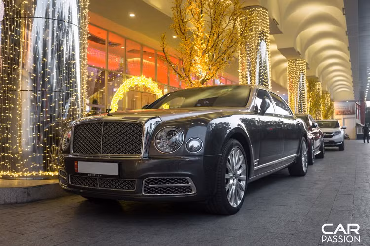 Thu hút nhiều sự chú ý hơn cả tại đám cưới xe khủng này chính là mẫu siêu sang Bentley Mulsanne EWB 2018 thuộc sở hữu của doanh nhân Hoàng Kim Khánh. Xe được nhập khẩu chính hãng với giá bán không dưới 45 tỷ đồng, ngoài ra vị doanh nhân này còn sở hữu một số mẫu xe khác như chiếc Lamborghini Aventador S LP740-4, Aston Martin V8 Vantage và Bentley Bentayga Centenary.
