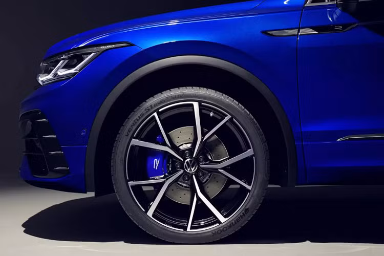 Ngoài ra, Volkswagen Tiguan hiệu suất cao trang bị hệ thống phân phối momen xoắn đến từng bánh xe (Torque Vectoring system) R-Performance. Những chi tiết ngoại thất tạo nên sự khác biệt của biến thể R bao gồm cản va phong cách R với các yếu tố khí động học sơn màu đen bóng hoặc cùng màu thân xe, nắp gương bằng chrome mờ, bộ khuếch tán phía sau độc đáo màu đen bóng.