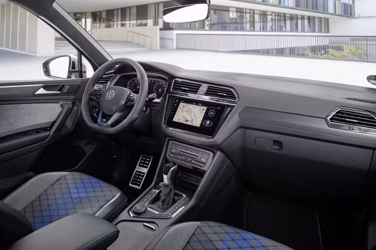 Bên trong, Tiguan R có ghế ngồi thể thao tích hợp tựa đầu và logo R (độc nhất của Tiguan R). Buồng lái kỹ thuật số có khả năng tùy chỉnh, cũng như các chi tiết trang trí độc quyền màu xám Carbon, đèn viền nội thất sang trọng. Ngưỡng cửa bằng nhôm cũng trang bị logo R phản quang. Cuối cùng như đã đề cập phía trên là bàn đạp bằng thép không gỉ.