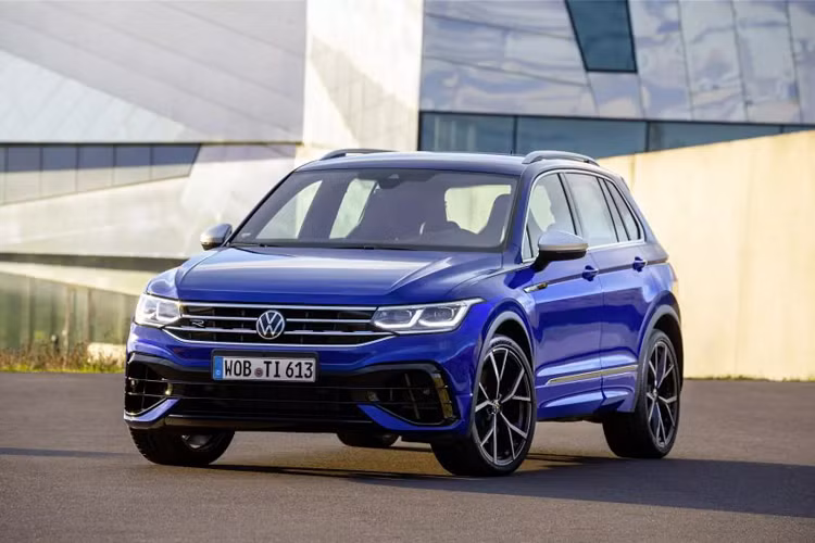  Giá xe Volkswagen Tiguan R tại Đức khởi điểm là 67.300 USD, cao hơn bản gốc thường tới 33.800 USD và chỉ kém Touareg cỡ lớn hơn đúng 3.800 USD