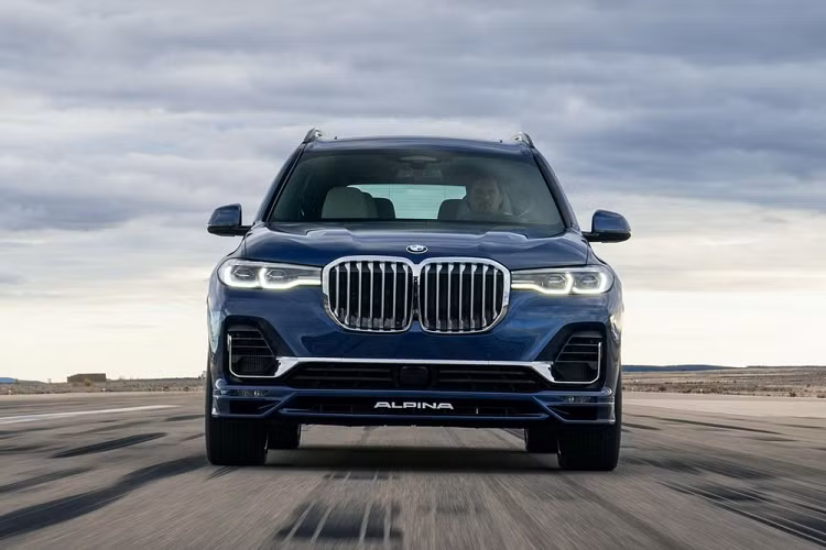 Những thay đổi cuối cùng của Alpina XB7 2021 là thanh chống lật cơ điện tử của hệ thống ổn định thân vỏ chủ động, cùm phanh cố định 4 piston của Brembo, đĩa phanh 394 x 35,5 mm trên bánh trước và 399 x 28 mm trên bánh sau. Cùm phanh được sơn màu xanh dương Alpina Blue với logo màu trắng của hãng độ.