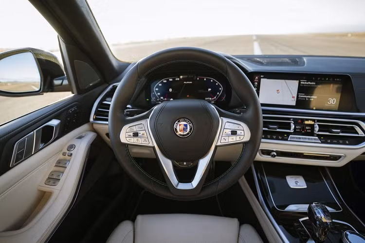 Bên trong, Alpina XB7 2021 có những điểm nhấn riêng như cần số thủy tinh Crafted Clarity với đèn màu xanh dương, núm xoay điều khiển iDrive do Alpina thiết kế, biển đánh số thứ tự sản xuất, ốp bậc cửa phát sáng... và vô lăng thể thao bọc da Lavilina đi kèm chỉ khâu màu xanh dương/xanh lục.
