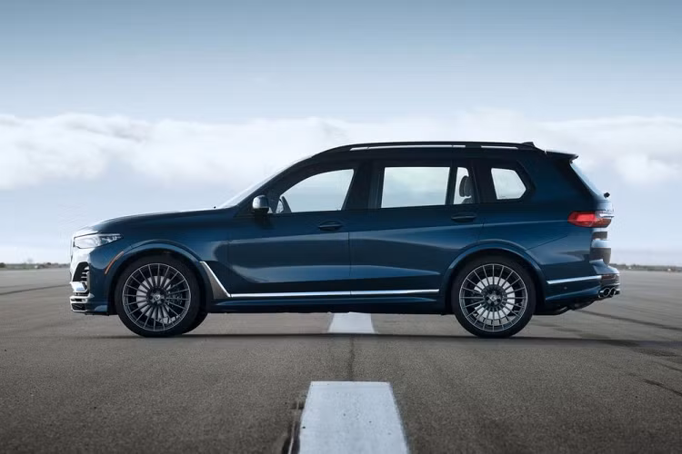 Được gọi bằng cái tên Alpina XB7, phiên bản độ của BMW X7 sở hữu khối động cơ xăng V8, tăng áp kép, dung tích 4,4 lít, sản sinh công suất tối đa 612 mã lực tại dải tua máy 5.500 - 6.600 vòng/phút và mô-men xoắn cực đại 800 Nm tại dải tua máy từ 2.000 - 5.000 vòng/phút. Đây là động cơ dùng chung với phiên bản độ Alpina của BMW 7-Series nhưng mạnh hơn 12 mã lực.