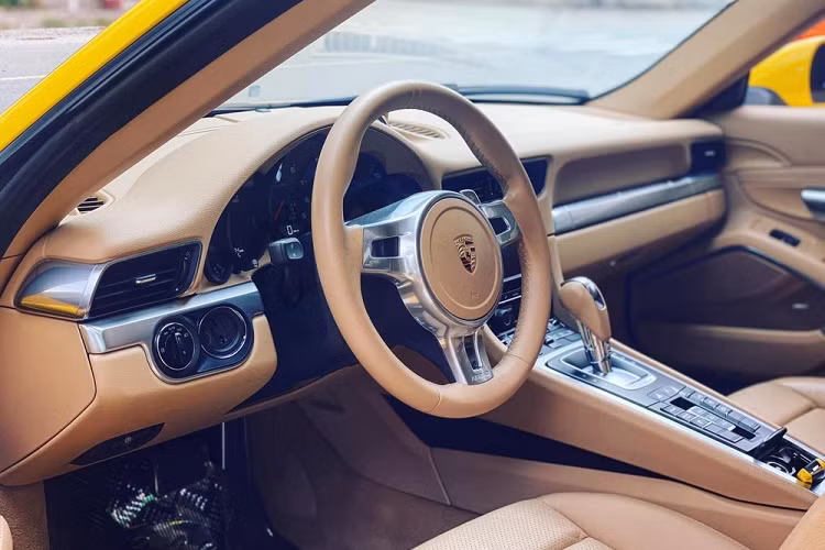 Trang bị sức mạnh cho chiếc xe thể thao Porsche 911 mới được Tống Đông Khuê mua là khối động cơ Boxer 6 xi lanh, dung tích 3,4 lít, sản sinh ra công suất tối đa 350 mã lực. Mẫu xe này kết hợp cùng hộp số 7 cấp ly hợp kép PDK do chính Porsche phát triển.