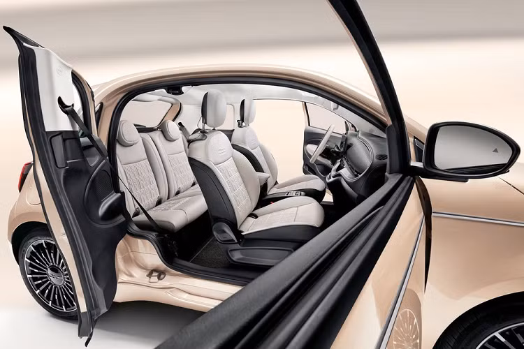 Fiat nói rằng phiên bản cự li di chuyển dài hơn có giá 25.200, nhưng cả hai mẫu xe đều nhận được những khoản trợ cấp xe điện mà khiến giá xe Fiat 500 3+1 rẻ hơn nữa (xuống tối đa khoảng 17.000 euro - khoảng 394 triệu đồng).