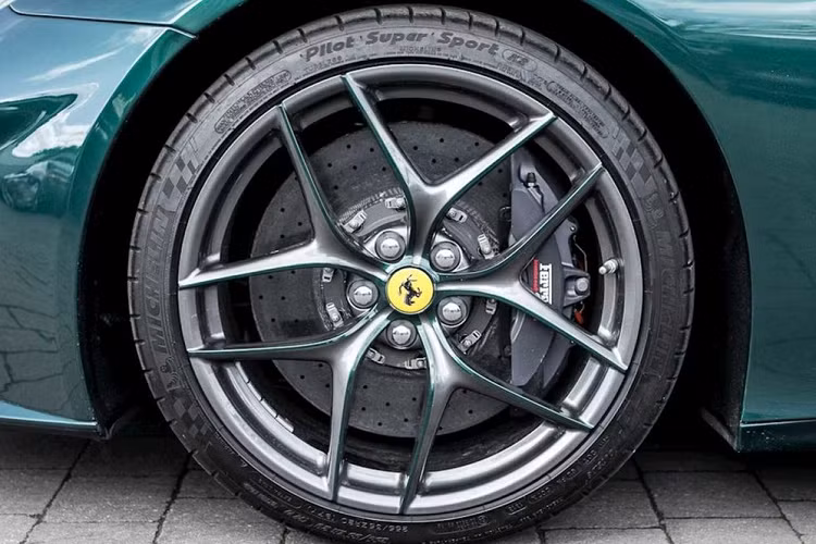 Ở bên ngoài chiếc siêu xe Ferrari F12 Berlinetta đang được chào bán 7,47 tỷ đồng có ngoại thất sơn màu xanh lá Verde Scuro đang dần trở thành trào lưu cho các đại gia sở hữu siêu xe Ferrari hiện nay. Đây là 1 trong những màu sơn có tuổi thọ lâu đời nhất của hãng xe "ngựa chồm".