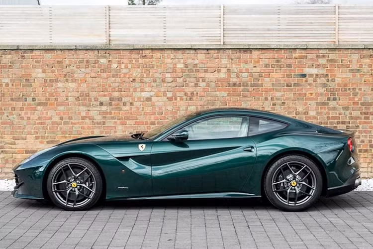 Tiết lộ nhẹ cho các bạn đọc là chủ nhân của chiếc siêu xe Ferrari F12 Berlinetta này đã chấp nhận chi thêm 40.000 Bảng Anh, tương đương 1,197 tỷ đồng để bộ phận cá nhân hoá Tailor Made của hãng Ferrari làm đẹp cho xe.