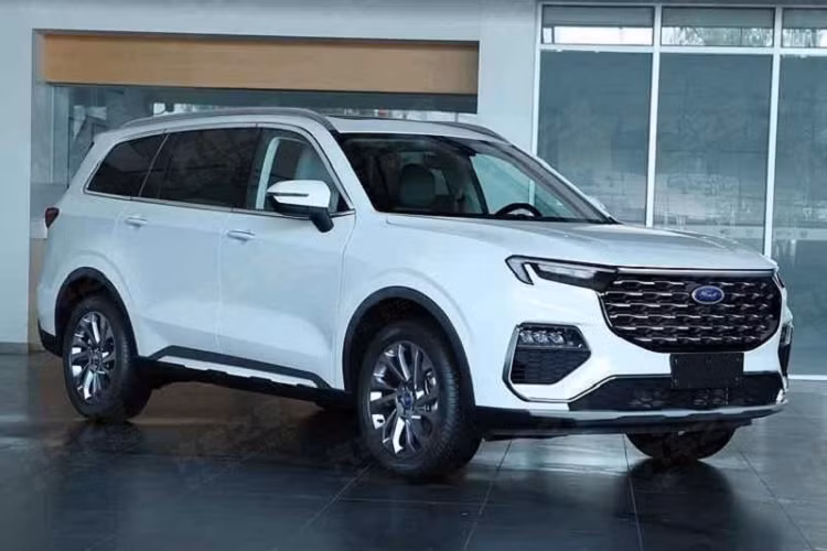 Vào hồi tháng 9/2020, những hình ảnh đầu tiên của mẫu SUV cỡ trung Ford Equator 2021 mới đã được đăng lên mạng. Đây là mẫu SUV hoàn toàn mới hiện chỉ dành riêng cho thị trường Trung Quốc và do liên doanh Jiangling Ford sản xuất. Đến nay, hình ảnh nội thất của Ford Equator 2021 mới bị rò rỉ. Qua đó, có thể thấy mẫu SUV cỡ trung này được trang bị vô lăng 3 chấu tích hợp phím chức năng và màn hình cỡ lớn nằm trên mặt táp-lô. Đây là sự kết hợp giữa màn hình của bảng đồng hồ kỹ thuật số toàn phần và màn hình thông tin giải trí.