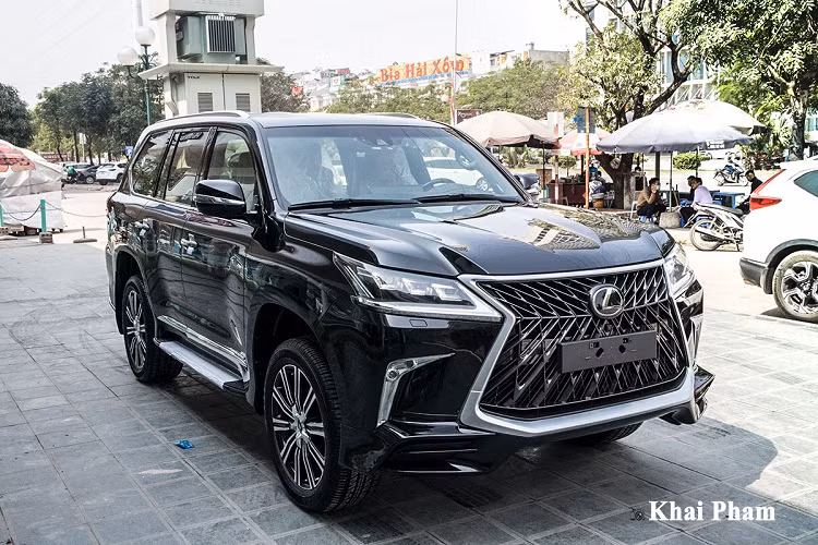 Lexus LX570 tại Việt Nam có biệt danh "chuyên cơ mặt đất" bởi xe được trang bị những công nghệ, tiện nghi hàng đầu phân khúc. Đây là chiếc SUV được những ông chủ hay doanh nhân thành đạt lựa chọn với độ sang trọng và đẳng cấp riêng đến từ thương hiệu xe sang Nhật Bản.