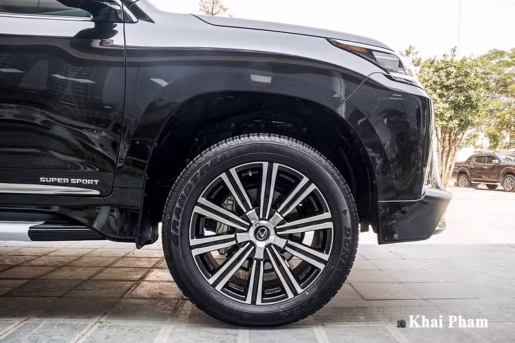 Trên phiên bản độ này, xe sử dụng bộ mâm 10 chấu kích thước 21 inch mang đến vóc dáng cao ráo. Mẫu xe đến từ Nhật Bản có phần bậc/lên xuống gắn cố định, tay nắm cửa bọc crom với tính năng mở cửa thông minh. Hơn nữa, gương chiếu hậu trên xe có kết hợp đèn xi-nhan LED, camera lề cùng tính năng chỉnh/gập điện, sấy gương, chống chói tự động, cảnh báo điểm mù.