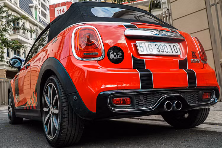 Nhắc tới MINI Cooper người ta thường nghĩ tới một chiếc xe nhỏ nhắn, tròn trịa phảng phất nét cổ điển. Nếu ai là 1 fan của bộ phim truyền hình hài Mr. Bean thì chắc chắn đã quá quen với mẫu xe huyền thoại của nước Anh này.