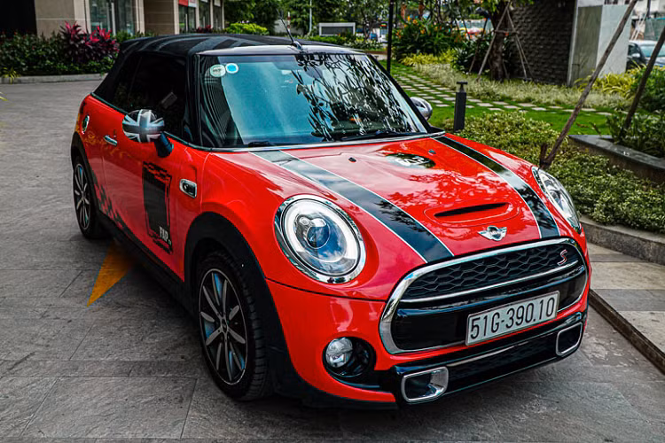 Trên thực tế, giá xe MINI Cooper S 2019 3 cửa mui trần hiện đang được chào bán chính hãng với xấp xỉ 2 tỷ tại Việt Nam. Việc thay đổi màu ngoại thất này một phần cũng do sở thích, ngoài ra còn là một cách để mang lại may mắn cho anh trong năm mới.