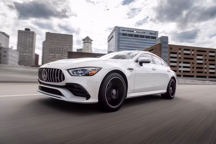 Ngoại thất của AMG GT 43 vẫn khá tương đồng với những mẫu xe đàn anh. Cụm đèn pha được lấy cảm hứng từ mẫu xe CLS. Lưới tản nhiệt trên xe chuyển từ họa tiết kim cương sang thiết kế nan dọc Panamericana. Hệ thống ống xả kép dạng tròn nằm về 2 bên thân xe, bên cạnh là cánh gió khí động học điều chỉnh điện.