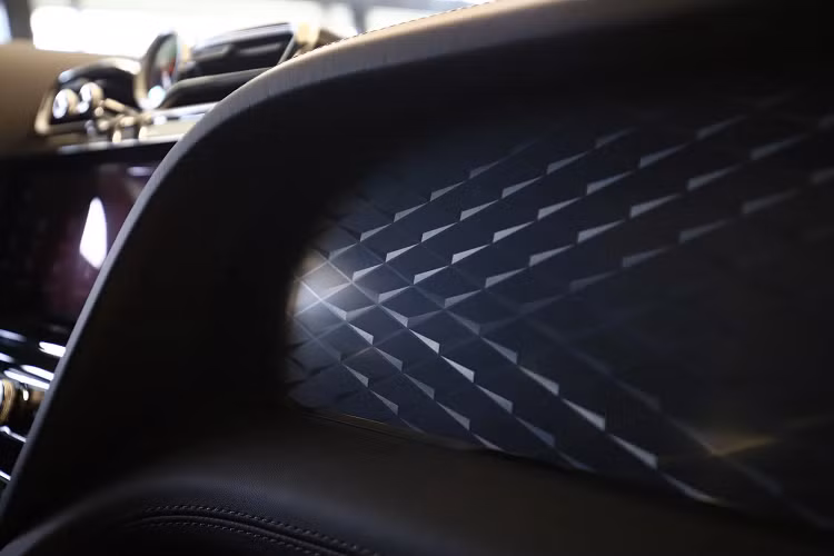 Trước đó, đã có một chiếc Bentayga 2021 được nhập về nhưng theo diện không chính hãng. Giá xe được báo là hơn 17 tỷ đồng.