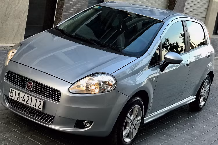 Mẫu xe Fiat Grande Punto hatchback 5 cửa cỡ trung của hãng xe Ý mang thiết kế châu Âu trang nhã và trẻ trung, Fiat Grand Punto được định vị ở phân khúc hatchback hạng B. Dòng xe Grande Punto là một trong hai dòng xe gồm Bravo và Grande Punto đã từng được liên doanh ôtô Mekong Auto phân phối tại Việt Nam từ năm 2009, nhưng sự diện diện của Grande Punto và các mẫu xe Fiat được phân phối chính hãng tại Việt Nam khá mờ nhạt và khá kén khách do giá cao hơn xe Nhật và Hàn.