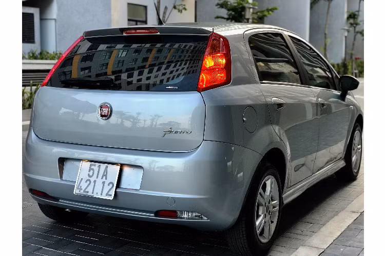  Fiat Grande Punto đời 2009 là một lựa chọn dành cho những khách hàng đang tìm kiếm một chiếc hatchback cũ mang thiết kế châu Âu trang nhã, kiểu dáng độc đáo ít “đụng hàng” khi lăn bánh trên đường phố. Tuy nhiên, người mua nên quan tâm đến nơi sửa chữa và thay thế phụ tùng cho xe Fiat, vì phụ tùng thay thế cho Fiat rất khó tìm kiếm và không thực sự phổ biến như phụ tùng của xe Nhật, Mỹ và Hàn.