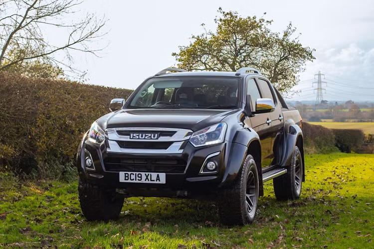 Trong khi Thái Lan và các thị trường châu Á khác nhận được mẫu xe bán tải Isuzu D-Max hoàn toàn mới vào tháng 10 năm ngoái. Gần đây nhất, Isuzu Vương quốc Anh vẫn tiếp tục bán ra phiên bản cũ cho đến hiện tại. Vì thế Isuzu nước này đã giới thiệu thêm phiên bản cao cấp D-Max Arctic Trucks AT35 nhằm thu hút người dùng.